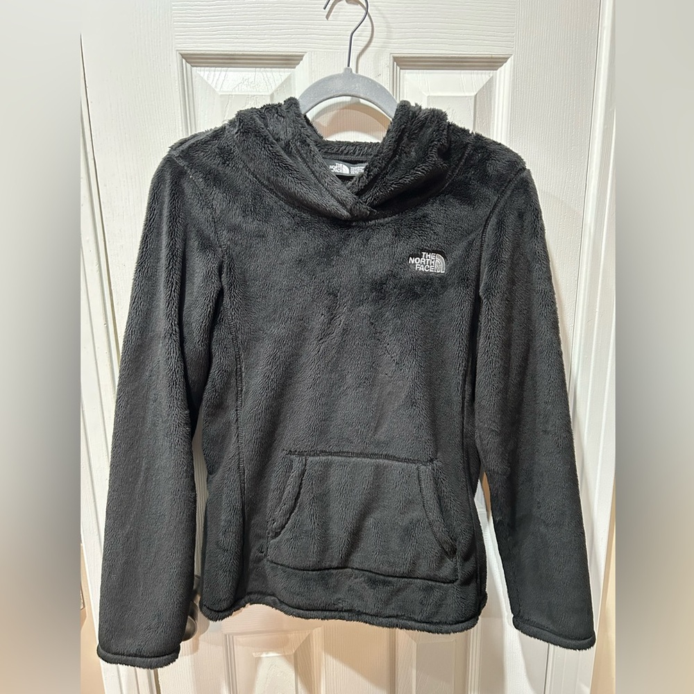 The North Face Women’s fitted fleece pullover with hood and front pocket.